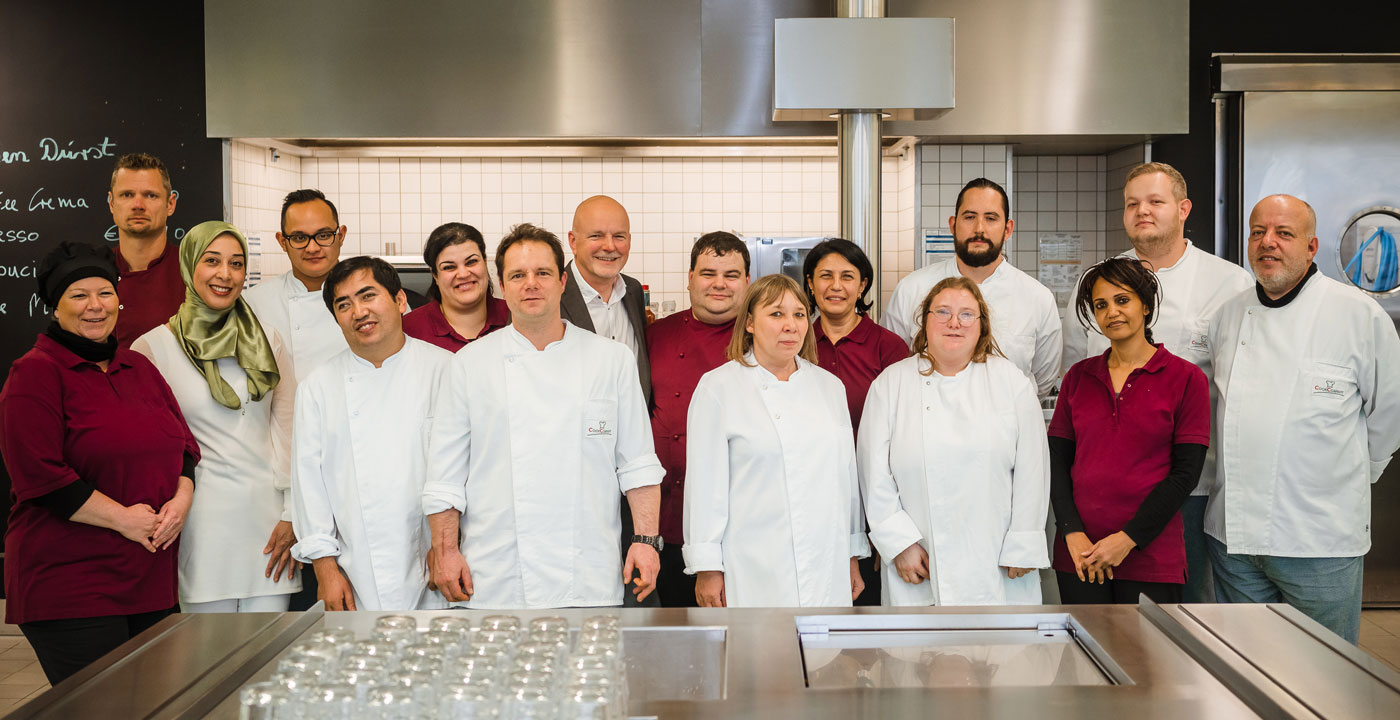 Foto vom gesamten Cook-Team in der Küche