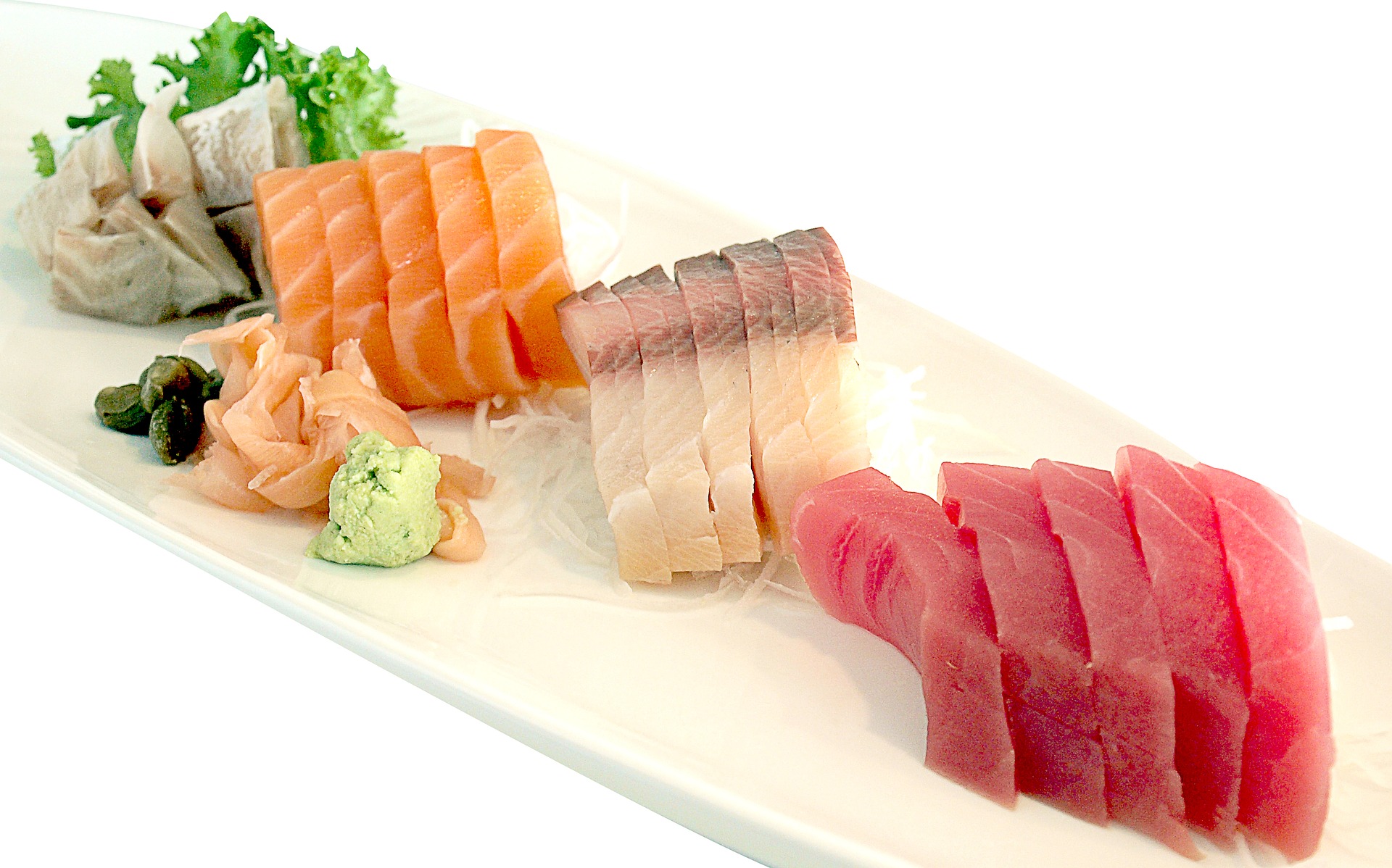 Foto von Thunfisch und Lachs auf einem Teller angerichtet